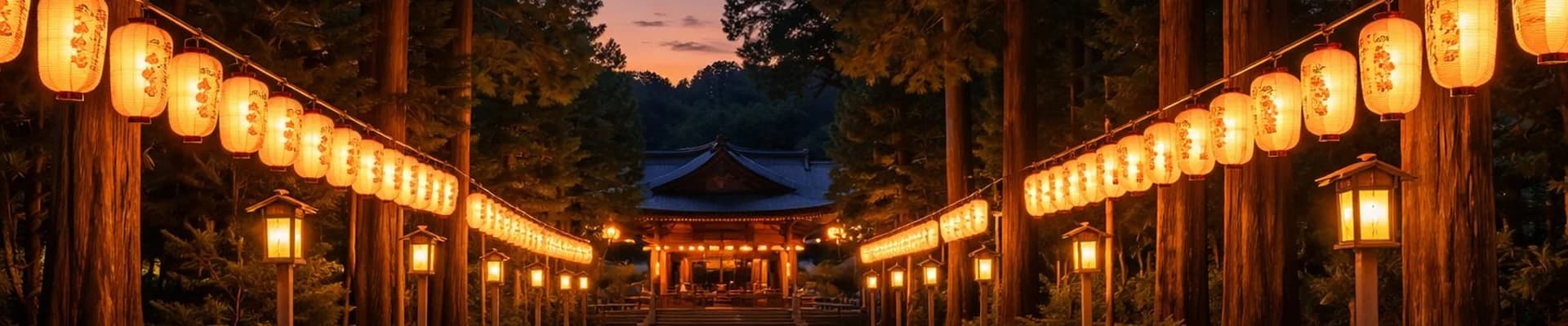 提灯が灯る夕暮れの神社境内・縁日の賑わい
